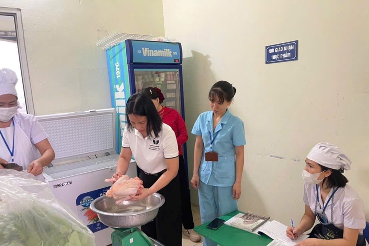 TĂNG CƯỜNG GIÁM SÁT GIAO NHẬN THỰC PHẨM TẠI CÁC TRƯỜNG MẦM NON TRÊN ĐỊA BÀN XÃ THANH TRÌ- Ảnh 3.