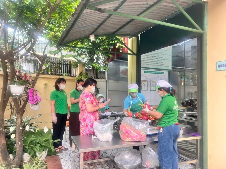 TĂNG CƯỜNG GIÁM SÁT GIAO NHẬN THỰC PHẨM TẠI CÁC TRƯỜNG MẦM NON TRÊN ĐỊA BÀN XÃ THANH TRÌ- Ảnh 4.