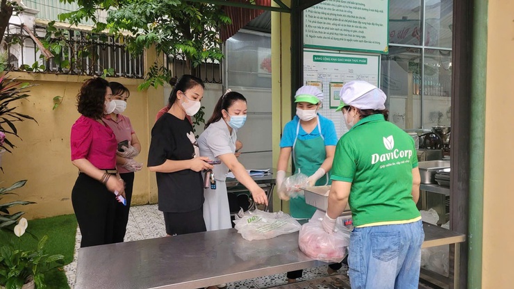 TĂNG CƯỜNG GIÁM SÁT GIAO NHẬN THỰC PHẨM TẠI CÁC TRƯỜNG MẦM NON TRÊN ĐỊA BÀN XÃ THANH TRÌ- Ảnh 5.
