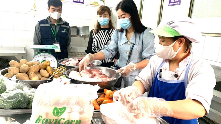 TĂNG CƯỜNG GIÁM SÁT GIAO NHẬN THỰC PHẨM TẠI CÁC TRƯỜNG MẦM NON TRÊN ĐỊA BÀN XÃ THANH TRÌ- Ảnh 8.