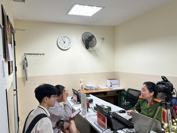 Công an phường Hoàn Kiếm triển khai mô hình “Ba nhất”, nâng cao hiệu quả Đề án 06 và chất lượng phục vụ Nhân dân- Ảnh 1.