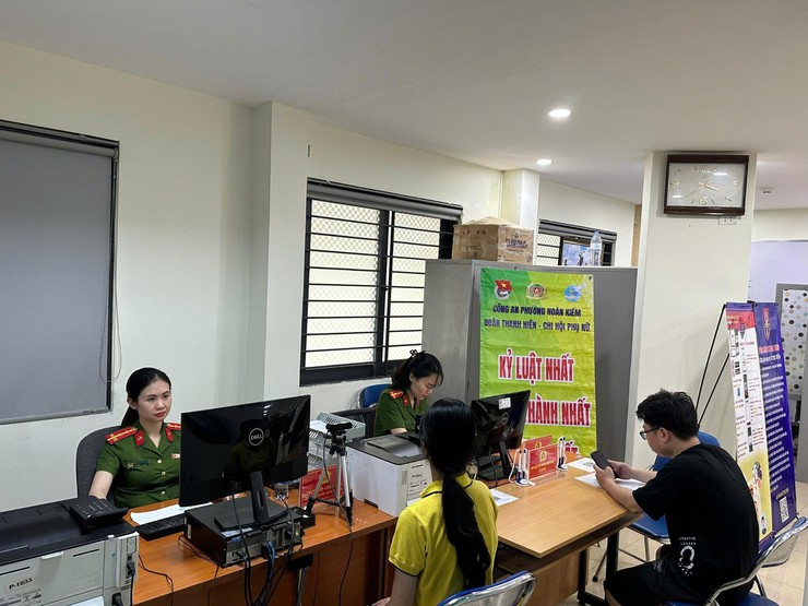 Công an phường Hoàn Kiếm triển khai mô hình “Ba nhất”, nâng cao hiệu quả Đề án 06 và chất lượng phục vụ Nhân dân- Ảnh 2.