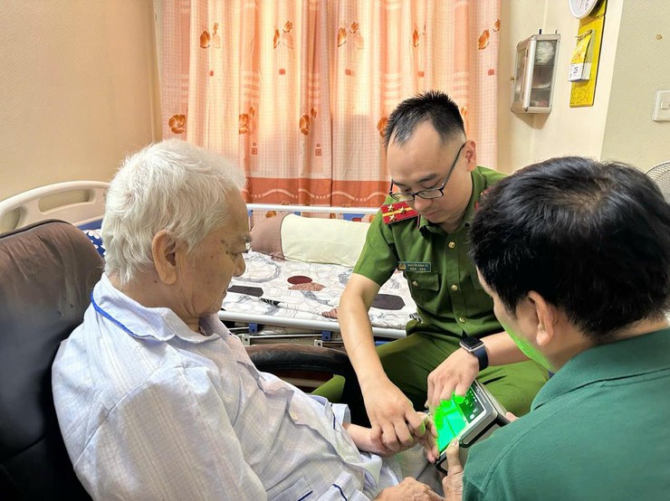 Công an phường Hoàn Kiếm triển khai mô hình “Ba nhất”, nâng cao hiệu quả Đề án 06 và chất lượng phục vụ Nhân dân- Ảnh 3.