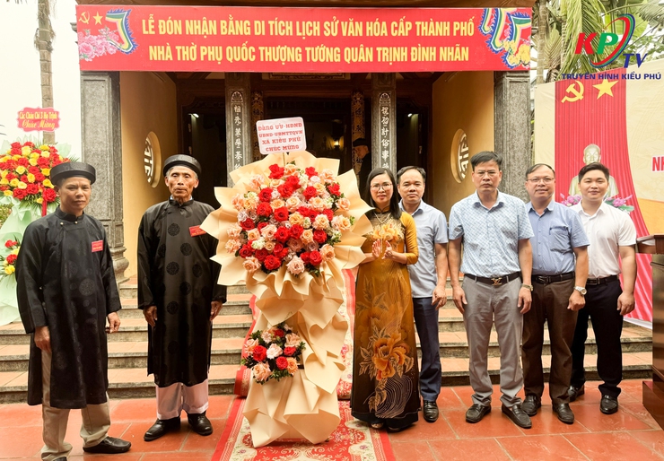 Thôn Đại Đồng Độ Lân xã Kiều Phú đón bằng xếp hạng di tích lịch sử văn hóa cấp thành phố Nhà thời Phụ quốc Thượng tướng quân Trịnh Đình Nhãn- Ảnh 1.