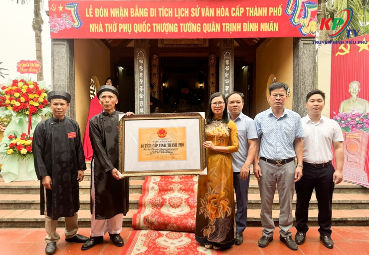 Thôn Đại Đồng Độ Lân xã Kiều Phú đón bằng xếp hạng di tích lịch sử văn hóa cấp thành phố Nhà thời Phụ quốc Thượng tướng quân Trịnh Đình Nhãn- Ảnh 2.