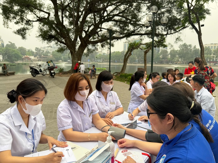 Bộ trưởng Bộ Y tế thăm và động viên tập thể cán bộ Trạm Y tế phường Hai Bà Trưng.- Ảnh 13.