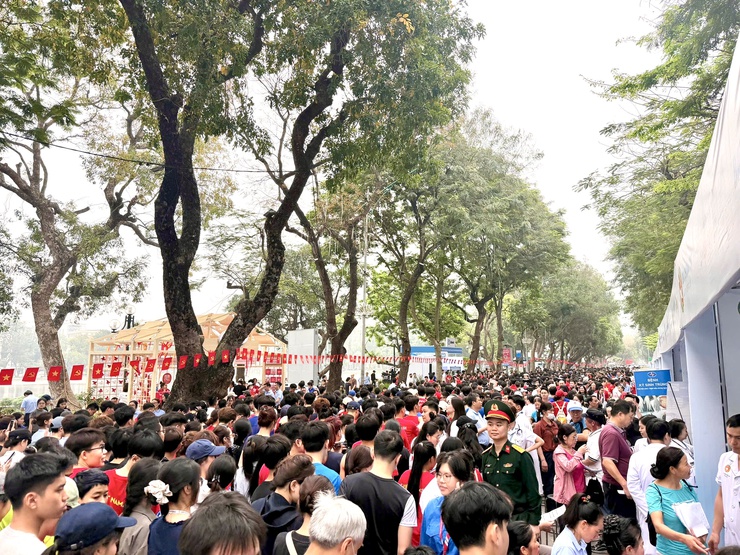 Bộ trưởng Bộ Y tế thăm và động viên tập thể cán bộ Trạm Y tế phường Hai Bà Trưng.- Ảnh 14.