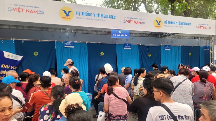 Bộ trưởng Bộ Y tế thăm và động viên tập thể cán bộ Trạm Y tế phường Hai Bà Trưng.- Ảnh 15.