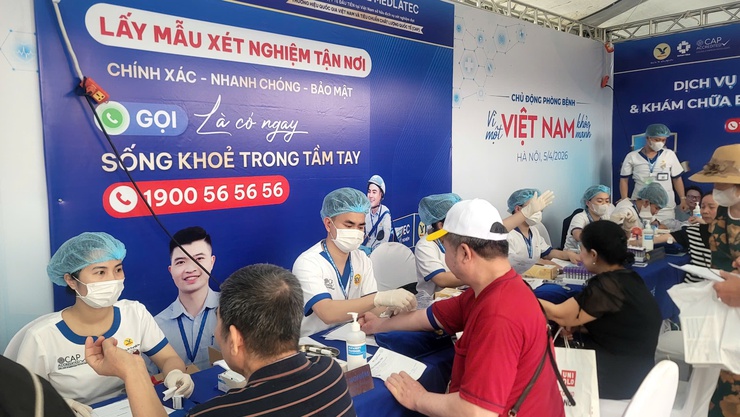 Bộ trưởng Bộ Y tế thăm và động viên tập thể cán bộ Trạm Y tế phường Hai Bà Trưng.- Ảnh 16.