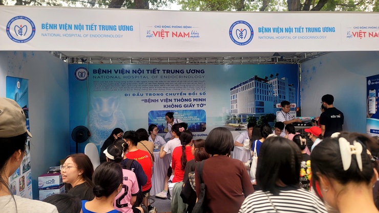 Bộ trưởng Bộ Y tế thăm và động viên tập thể cán bộ Trạm Y tế phường Hai Bà Trưng.- Ảnh 17.