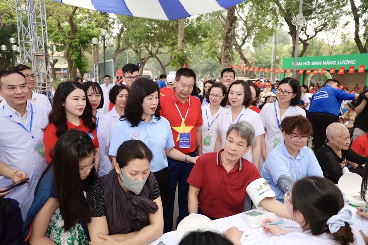 Bộ trưởng Bộ Y tế thăm và động viên tập thể cán bộ Trạm Y tế phường Hai Bà Trưng.- Ảnh 2.