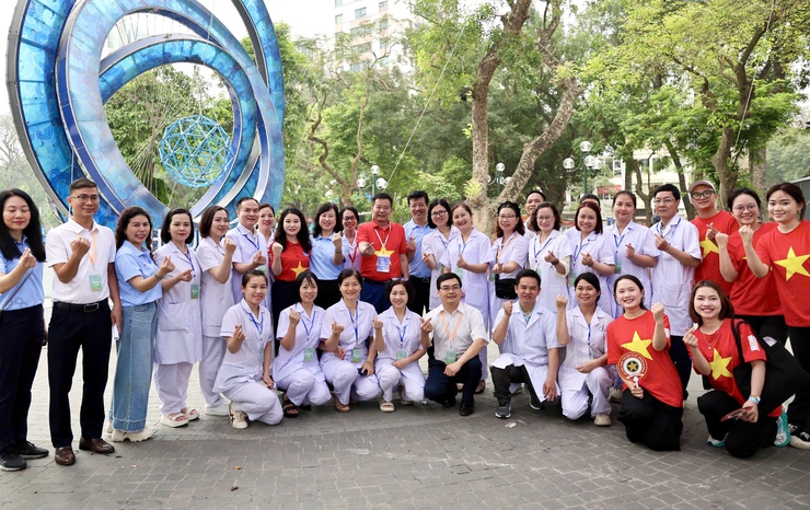 Bộ trưởng Bộ Y tế thăm và động viên tập thể cán bộ Trạm Y tế phường Hai Bà Trưng.- Ảnh 3.