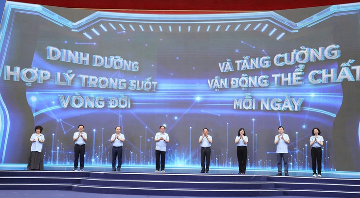 Bộ trưởng Bộ Y tế thăm và động viên tập thể cán bộ Trạm Y tế phường Hai Bà Trưng.- Ảnh 11.