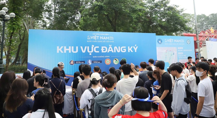 Bộ trưởng Bộ Y tế thăm và động viên tập thể cán bộ Trạm Y tế phường Hai Bà Trưng.- Ảnh 4.