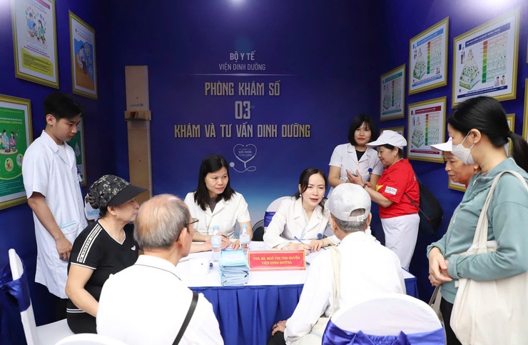 Bộ trưởng Bộ Y tế thăm và động viên tập thể cán bộ Trạm Y tế phường Hai Bà Trưng.- Ảnh 5.