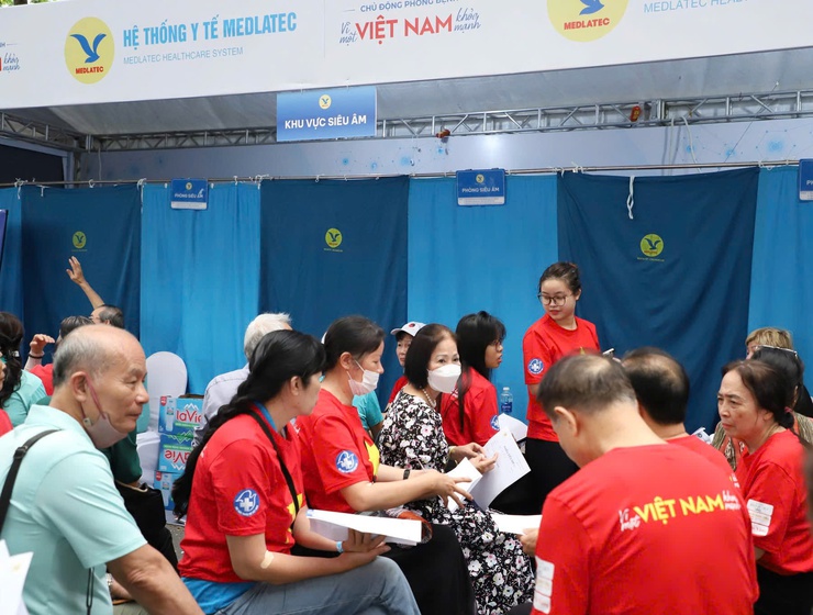 Bộ trưởng Bộ Y tế thăm và động viên tập thể cán bộ Trạm Y tế phường Hai Bà Trưng.- Ảnh 6.