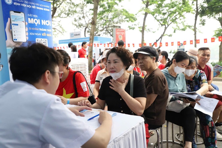 Bộ trưởng Bộ Y tế thăm và động viên tập thể cán bộ Trạm Y tế phường Hai Bà Trưng.- Ảnh 7.