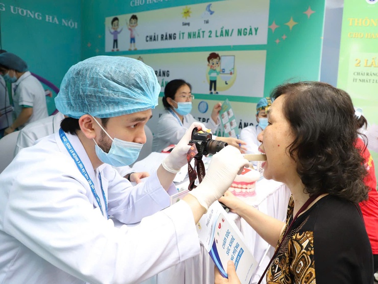 Bộ trưởng Bộ Y tế thăm và động viên tập thể cán bộ Trạm Y tế phường Hai Bà Trưng.- Ảnh 8.