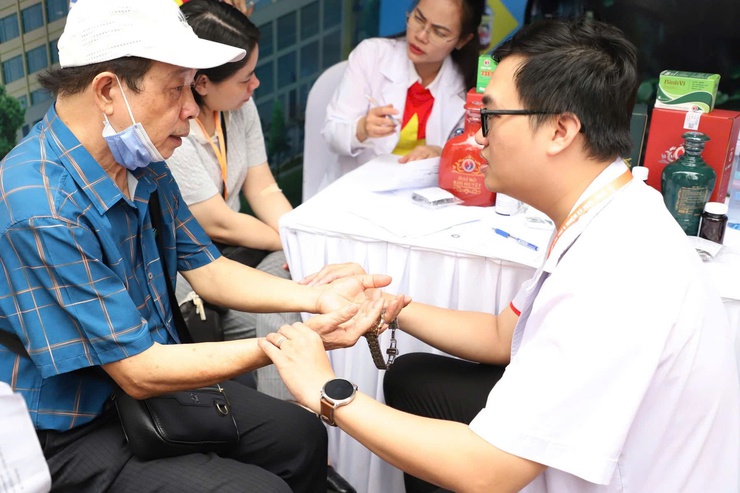 Bộ trưởng Bộ Y tế thăm và động viên tập thể cán bộ Trạm Y tế phường Hai Bà Trưng.- Ảnh 9.