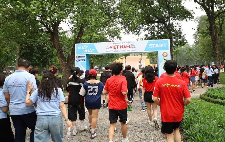 Bộ trưởng Bộ Y tế thăm và động viên tập thể cán bộ Trạm Y tế phường Hai Bà Trưng.- Ảnh 10.