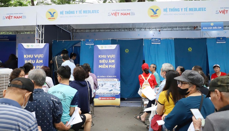 Bộ trưởng Bộ Y tế thăm và động viên tập thể cán bộ Trạm Y tế phường Hai Bà Trưng.- Ảnh 12.