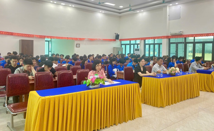 Trạm Y tế xã Vĩnh Thanh tổ chức Hội nghị truyền thông về lợi ích của khám sức khỏe trước khi kết hôn và sàng lọc trước sinh, sơ sinh dành cho đoàn viên, thanh niên trên địa bàn xã.- Ảnh 2.