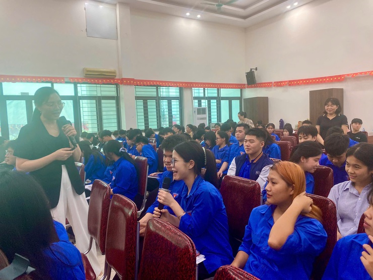 Trạm Y tế xã Vĩnh Thanh tổ chức Hội nghị truyền thông về lợi ích của khám sức khỏe trước khi kết hôn và sàng lọc trước sinh, sơ sinh dành cho đoàn viên, thanh niên trên địa bàn xã.- Ảnh 7.