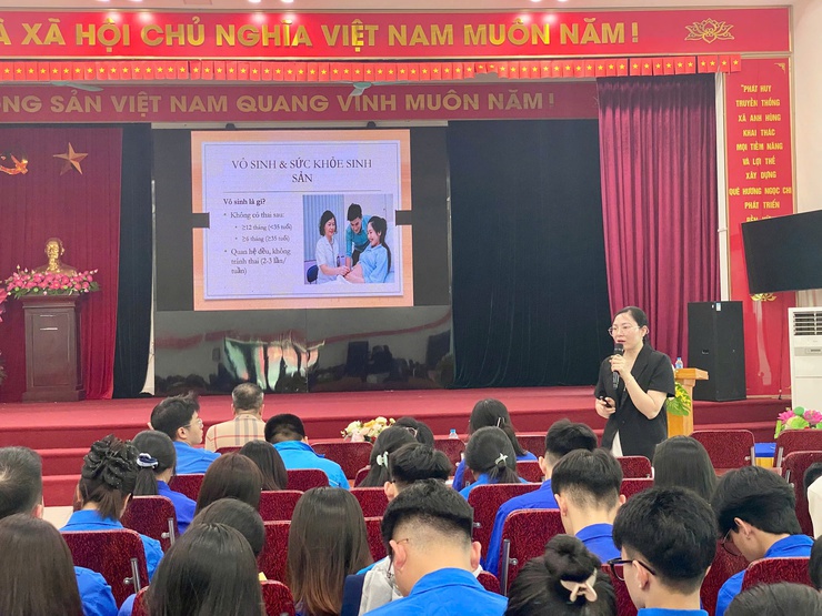 Trạm Y tế xã Vĩnh Thanh tổ chức Hội nghị truyền thông về lợi ích của khám sức khỏe trước khi kết hôn và sàng lọc trước sinh, sơ sinh dành cho đoàn viên, thanh niên trên địa bàn xã.- Ảnh 3.