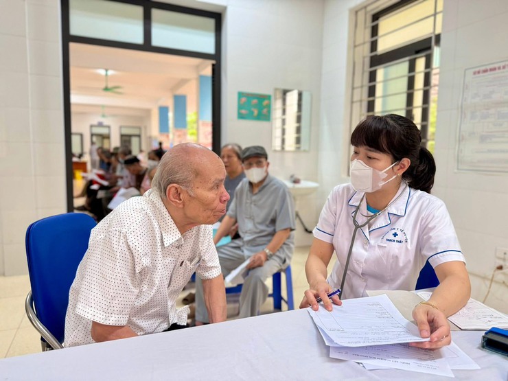 Tổ chức khám, tư vấn sức khỏe bệnh mạn tính tại Điểm Y tế Canh Nậu
- Ảnh 1.