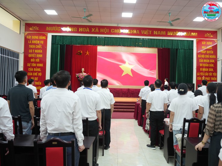 XÃ HƯNG ĐẠO TỔ CHỨC LỄ CHÀO CỜ THÁNG 4 NĂM 2026, CÔNG BỐ CÁC QUYẾT ĐỊNH VỀ CÔNG TÁC CÁN BỘ- Ảnh 2.