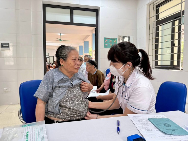 Tổ chức khám, tư vấn sức khỏe bệnh mạn tính tại Điểm Y tế Canh Nậu
- Ảnh 2.