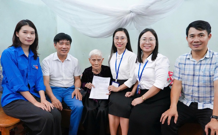 Hỗ trợ chứng thực chữ ký ngoài giờ cho cụ bà 102 tuổi tại Quốc Oai- Ảnh 1.