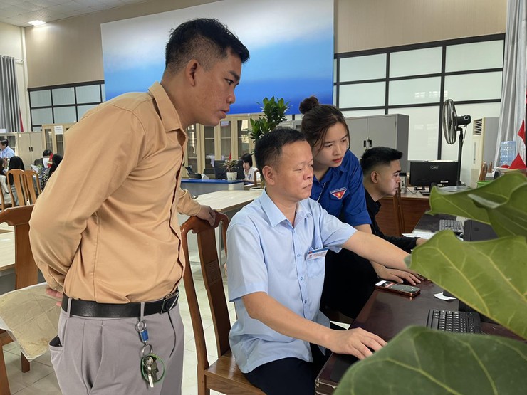 Thanh niên xã Hòa Phú triển khai hiệu quả hoạt động “Thứ Bảy tình nguyện” hỗ trợ người dân tại điểm dịch vụ công- Ảnh 1.