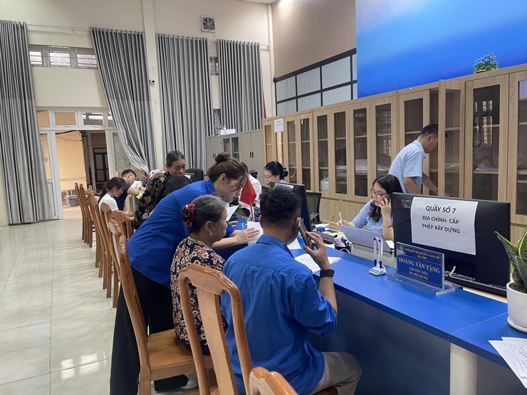 Thanh niên xã Hòa Phú triển khai hiệu quả hoạt động “Thứ Bảy tình nguyện” hỗ trợ người dân tại điểm dịch vụ công- Ảnh 2.