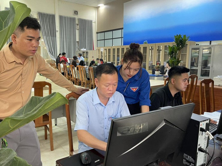 Thanh niên xã Hòa Phú triển khai hiệu quả hoạt động “Thứ Bảy tình nguyện” hỗ trợ người dân tại điểm dịch vụ công- Ảnh 3.