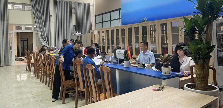 Thanh niên xã Hòa Phú triển khai hiệu quả hoạt động “Thứ Bảy tình nguyện” hỗ trợ người dân tại điểm dịch vụ công- Ảnh 4.