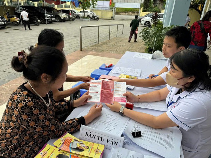 Trên 100 phụ nữ tham gia khám sàng lọc ung thư- Ảnh 2.