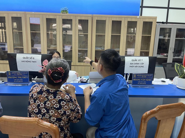 Thanh niên xã Hòa Phú triển khai hiệu quả hoạt động “Thứ Bảy tình nguyện” hỗ trợ người dân tại điểm dịch vụ công- Ảnh 5.