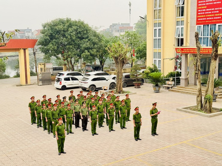 Công an xã Quảng Bị tổ chức chào cờ, sinh hoạt chính trị và sơ kết công tác Quý I/2026- Ảnh 1.