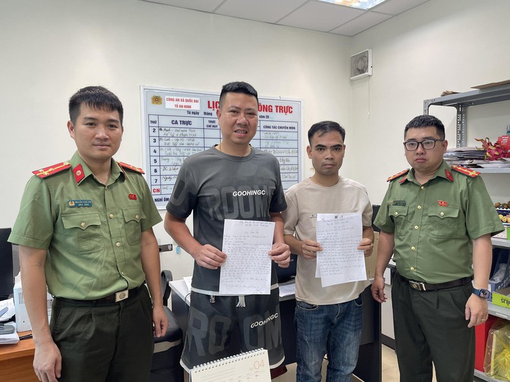 Công an xã Quốc Oai hỗ trợ người dân trả lại 419 triệu đồng chuyển khoản nhầm- Ảnh 1.