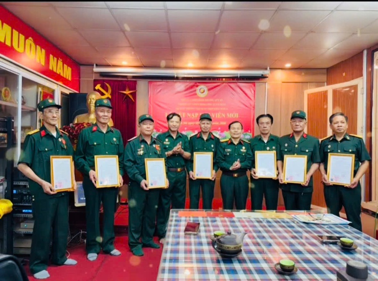 Chi hội CCB Công ty Nam Á kết nạp 7 hội viên mới- Ảnh 2.