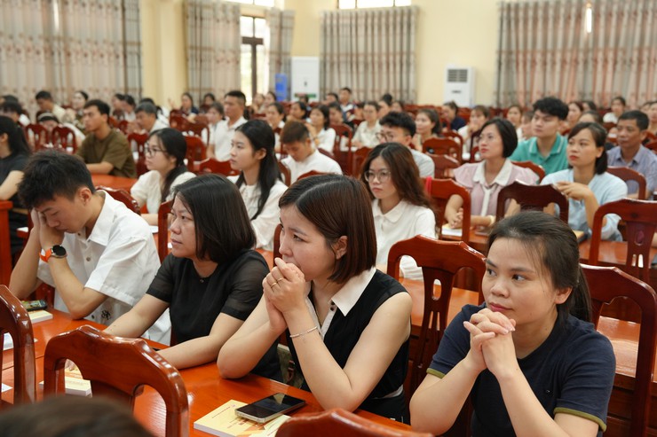 Khai giảng lớp bồi dưỡng lý luận chính trị cho 148 đảng viên mới- Ảnh 6.