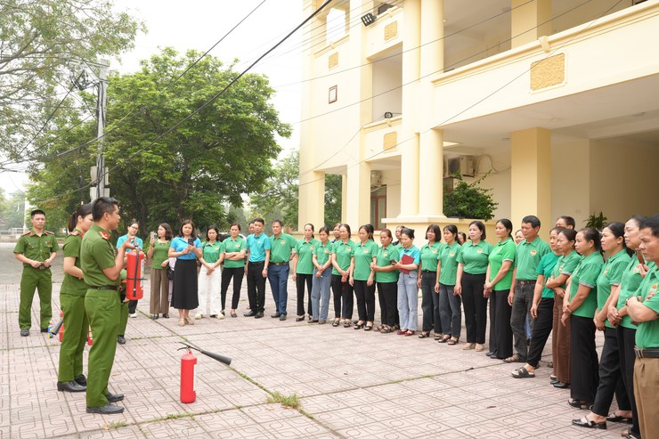 Hội Nông dân xã Thanh Oai tuyên truyền, phổ biến pháp luật và tập huấn kỹ năng phòng cháy, chữa cháy, cứu nạn cứu hộ- Ảnh 11.