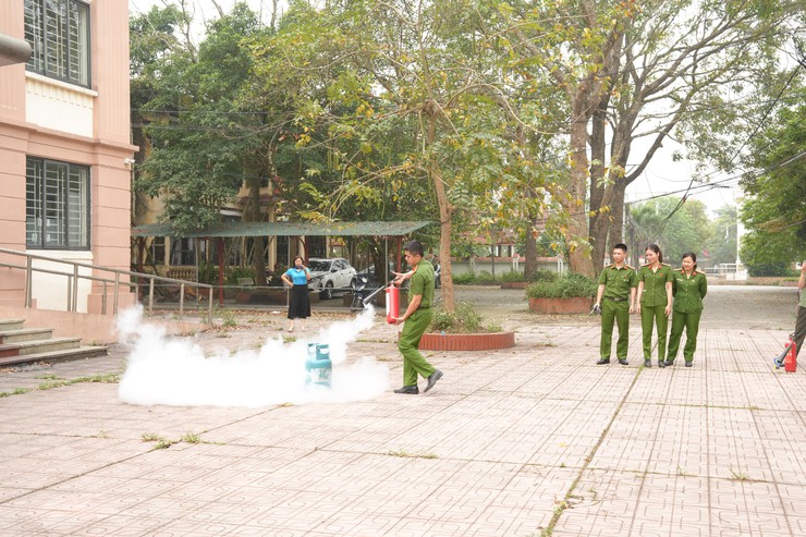 Hội Nông dân xã Thanh Oai tuyên truyền, phổ biến pháp luật và tập huấn kỹ năng phòng cháy, chữa cháy, cứu nạn cứu hộ- Ảnh 12.