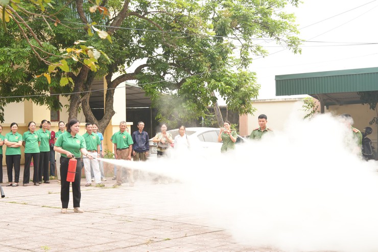 Hội Nông dân xã Thanh Oai tuyên truyền, phổ biến pháp luật và tập huấn kỹ năng phòng cháy, chữa cháy, cứu nạn cứu hộ- Ảnh 14.