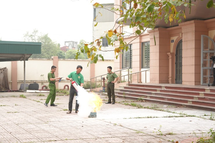 Hội Nông dân xã Thanh Oai tuyên truyền, phổ biến pháp luật và tập huấn kỹ năng phòng cháy, chữa cháy, cứu nạn cứu hộ- Ảnh 16.