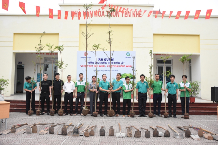 Nông dân Phù Đổng hưởng ứng trồng cây xanh, bảo vệ môi trường- Ảnh 1.