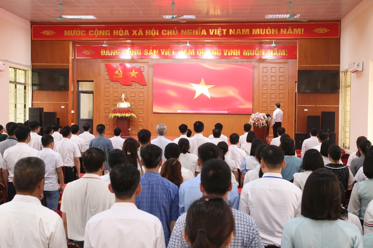 Đảng uỷ-HĐND-UBND-Uỷ ban MTTQ Việt Nam xã Bất Bạt đã tổ chức lễ chào cờ đầu tuần.- Ảnh 1.