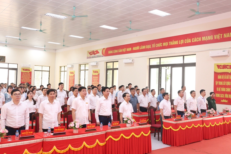 Đảng uỷ-HĐND-UBND-Uỷ ban MTTQ Việt Nam xã Bất Bạt đã tổ chức lễ chào cờ đầu tuần.- Ảnh 2.