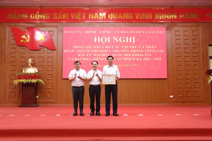 Đảng uỷ-HĐND-UBND-Uỷ ban MTTQ Việt Nam xã Bất Bạt đã tổ chức lễ chào cờ đầu tuần.- Ảnh 3.